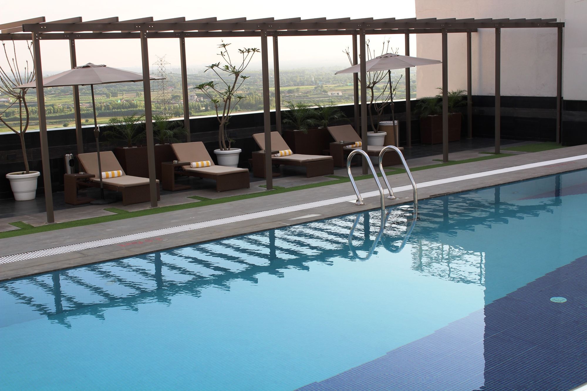 Sandal Suites By Lemon Tree Hotels Noida Exteriér fotografie