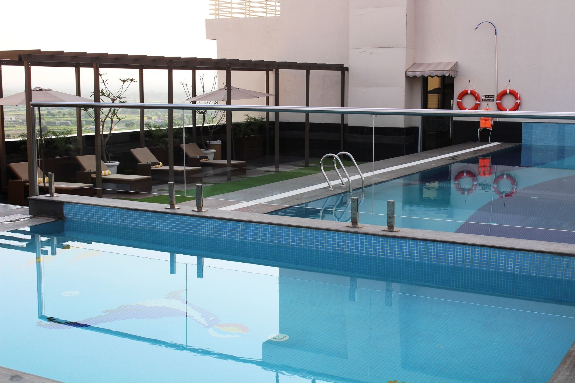 Sandal Suites By Lemon Tree Hotels Noida Exteriér fotografie